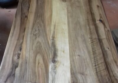 Restauration d’une table en noyer